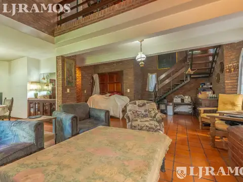 Casa en Venta con 3 cocheras