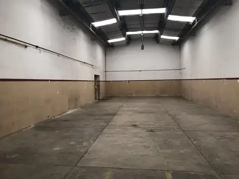 Muy buen Galpón depósito a 1 cuadra de Av. Mitre  