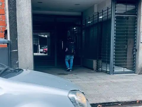 PALERMO. OPORTUNIDAD . COCHERA  DESCUBIERTA. PLANTA BAJA EN EDIFICIO DE DEPARTAMENTOS
