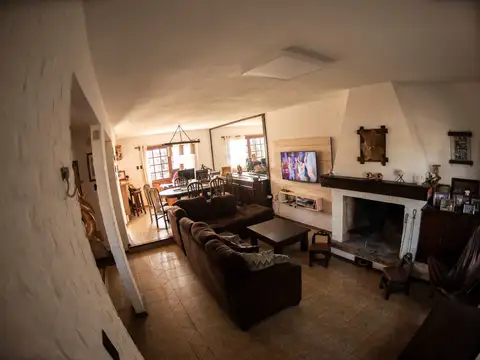 Casa 5 ambientes con 2 baños