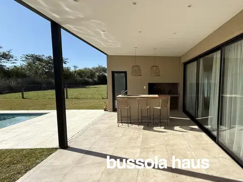 Casa en Alquiler con 3 cocheras