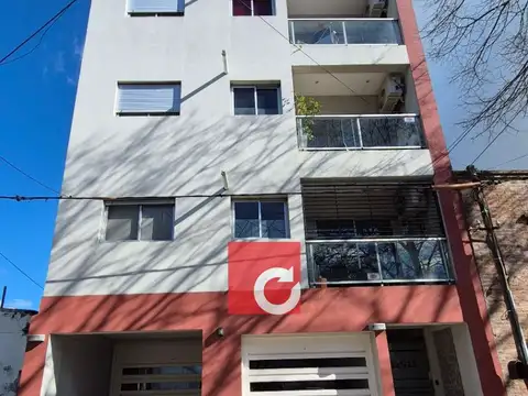 Av. 25 57 y 58 - Depto 2 dorm c/coch 1200