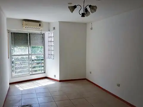 Monoambiente con terraza, edificio de escalera. Pichincha.