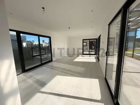 Casa en Alquiler con 1 cochera