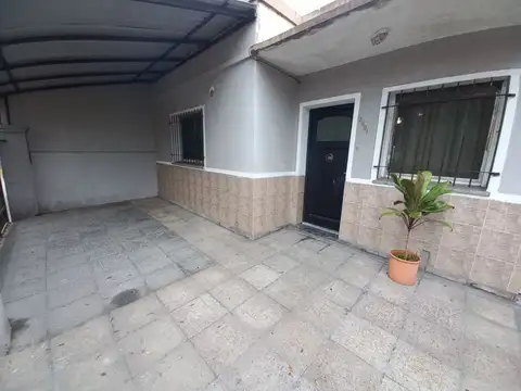 Casa 2 dormitorios con cochera en alquiler