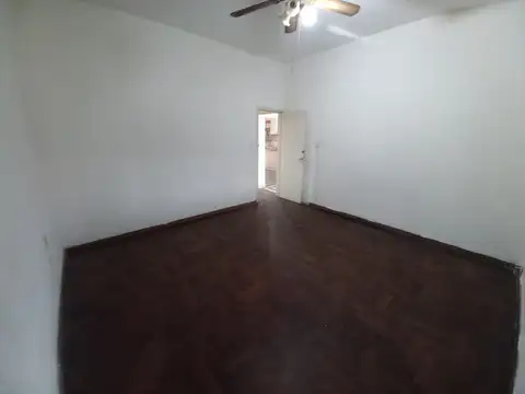 Casa 2 dormitorios con cochera en alquiler