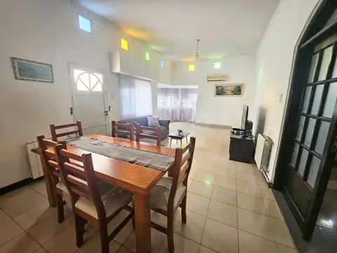 MODERNA CASA EN VENTA DE 3 DORMITORIOS Y DOS BAÑOS. AMPLIO  JARDIN  UBICADA EN EXCELENTE ZONA RESIDE