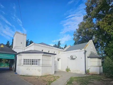 MODERNA CASA EN VENTA DE 3 DORMITORIOS Y DOS BAÑOS. AMPLIO  JARDIN  UBICADA EN EXCELENTE ZONA RESIDE