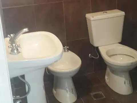 EN VENTA EN CASEROS DEPARTAMENTO DE 2 AMBIENTES EN PLANTA BAJA CON COCHERA - FICHA 6272