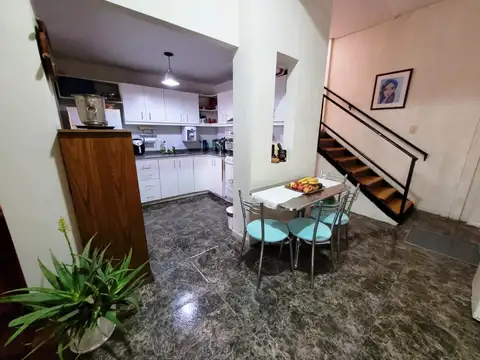 Hermosa casa 5 amb. 2 dormitorios en suite. Lav indep. Pequeña terraza. A tres cuadras del parque 