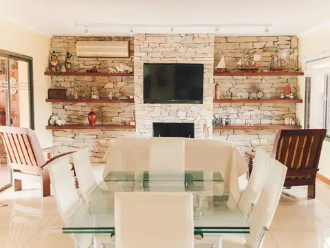 Casa en Venta con 3 cocheras