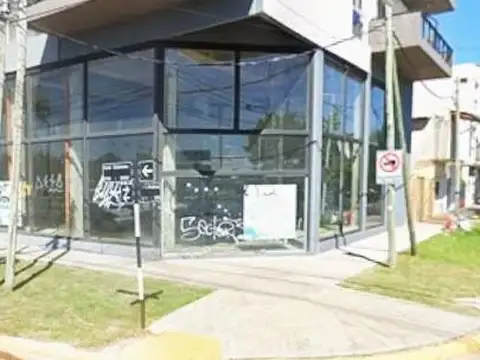 Local en venta en esquina en Avellaneda