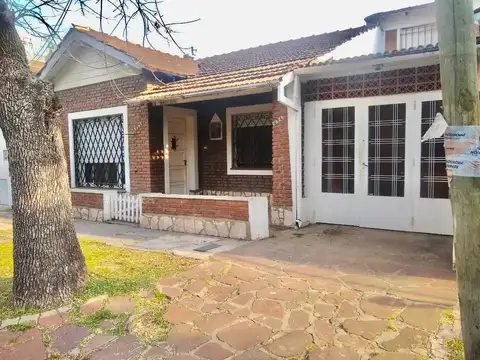 CHALET EN DOS PLANTAS DE 5 AMB. C/GARAGE Y TERRAZA. APTO CREDITO