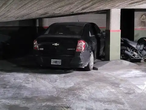 COCHERA FIJA GRANDE ENTRE UN AUTO Y UNA MOTO SEPARADOS