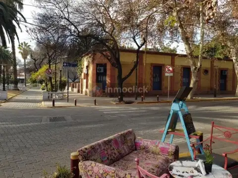 EXCELENTE ESQUINA DE 752.46M2 FRENTE A PLAZOLETA