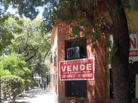 EXCELENTE ESQUINA DE 752.46M2 FRENTE A PLAZOLETA