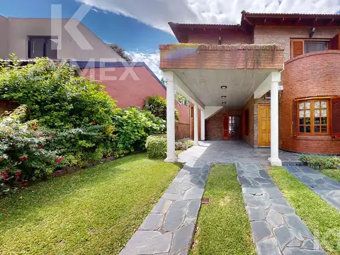 Casa en venta en City Bell de tres dormitorios