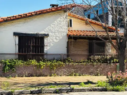 CASA A REFACCIONAR 3 AMBIENTES EXCELENTE ZONA