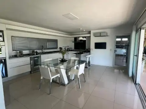 Casa 4 ambientes con 3 baños