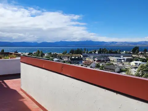 Amplio departamento de 3 dormitorios, 2 baños, terraza y cochera en el Centro