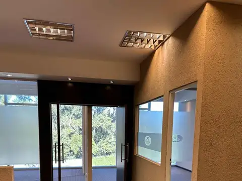 Venta oficina con 2 cocheras en Ed. Paralelo 50
