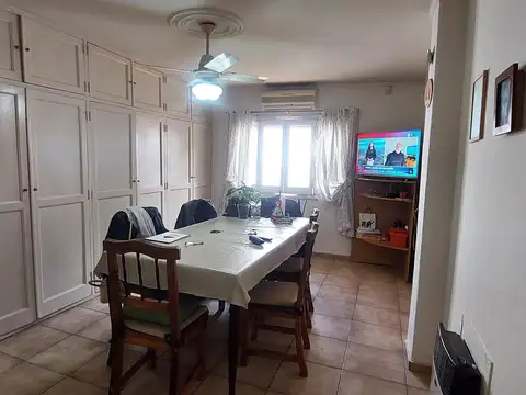 Casa 6 ambientes con 2 baños
