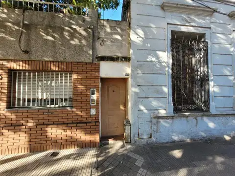  EN NEGOCIACIÓN  - Terreno interno con casa a reciclar.