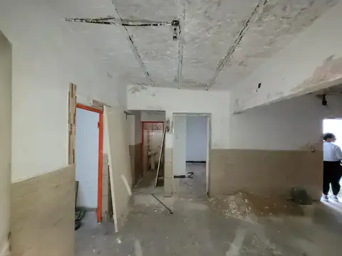  EN NEGOCIACIÓN  - Terreno interno con casa a reciclar.