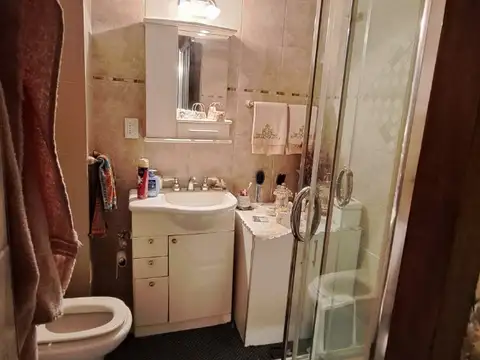 VENDE DEPTO 4 AMBIENTES AL FRENTE CON PATIO, LAVADERO, COCINA SEPARADA