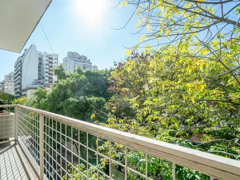 Departamento de tres ambientes con balcón, Luminoso en Almagro