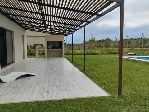 Casa 5 ambientes con 4 baños