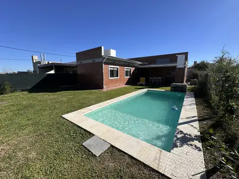 Casa 3 dorm. con pileta en Fincas de Ibarlucea