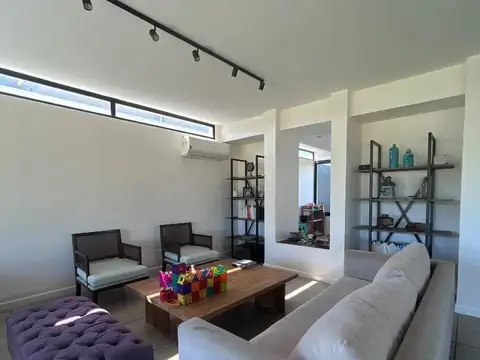 Casa 5 ambientes con 4 baños