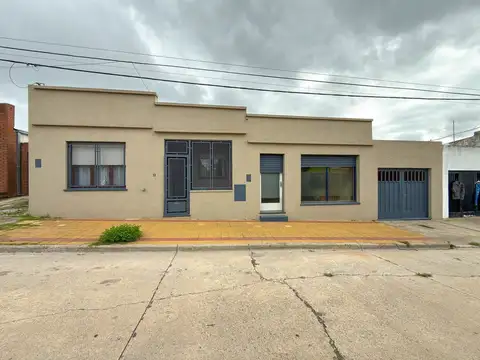 Casa con garage más local en venta