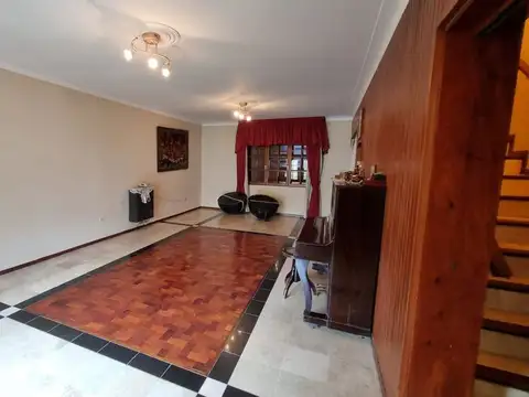Casa en Venta con 2 cocheras