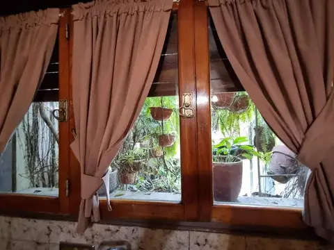 Casa de dos plantas, mas departamento. Rawson