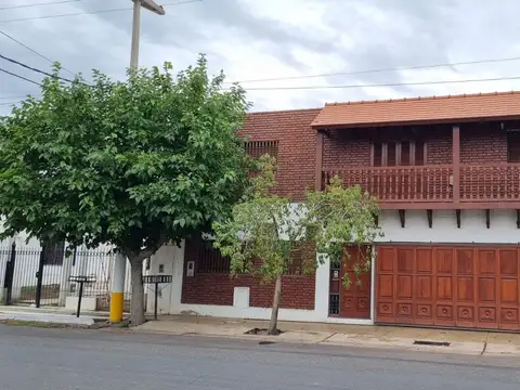 Casa de dos plantas, mas departamento. Rawson