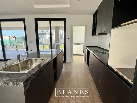 Casa 4 ambientes con 3 baños