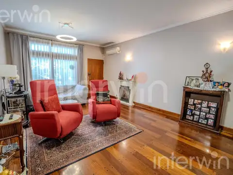 Casa 8 ambientes con 5 baños