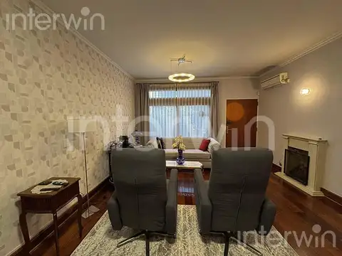 Casa 8 ambientes con 2 baños