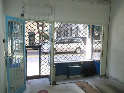 Local frente buena vidriera blindex y reja amplio sótano 