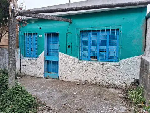 Venta de casa para reciclar en Punta de Rieles.