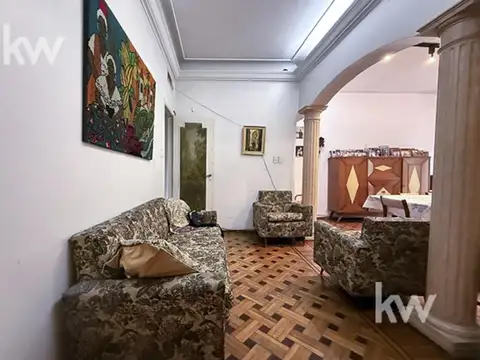 Casa en primer piso por escalera, 2 dormitorios, 1 baño y dependencia completa.