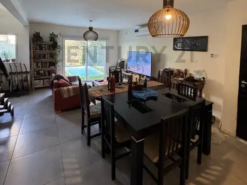 Casa en Alquiler con 2 cocheras