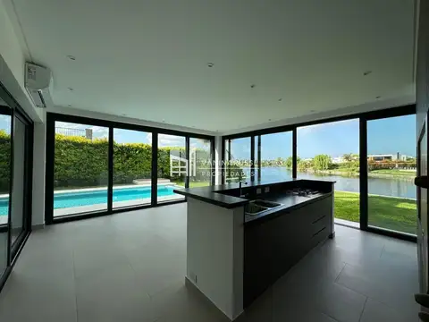 Casa 6 ambientes con 7 baños