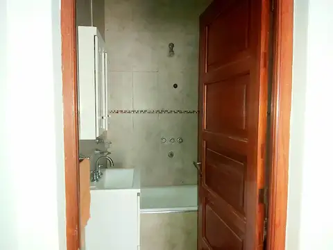 49 E/ 26 Y 27: CASA EN VENTA DE 2 DORMITORIOS Y 1 ESCRITORIO