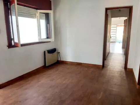 49 E/ 26 Y 27: CASA EN VENTA DE 2 DORMITORIOS Y 1 ESCRITORIO