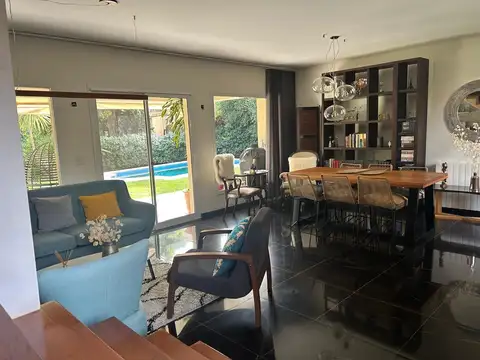Casa 6 ambientes con 4 baños