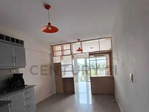 Monoambiente al contrafrente en alquiler con balcón – Caballito