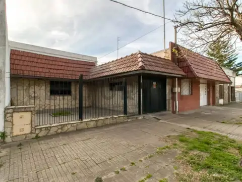 Casa en venta en La Plata con DEPTO INTERNO, PATIO y COCHERA.